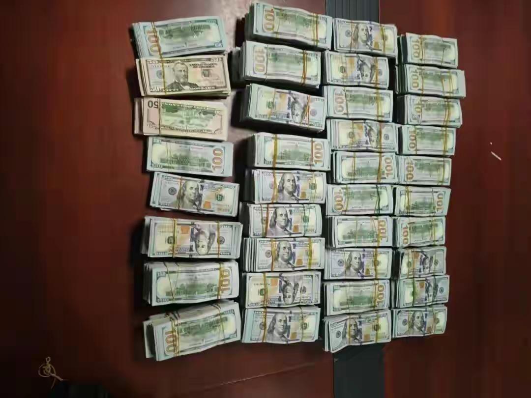 一旅客从广州入境时携带164.5万美元未申报！

近日，广州海关在广州白云机场口