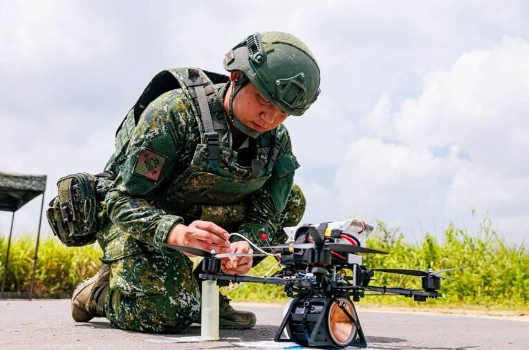 台湾陆军三大炮指部无人机大队都已经组建完毕，近期首度聚在一起操练FPV无人机投弹