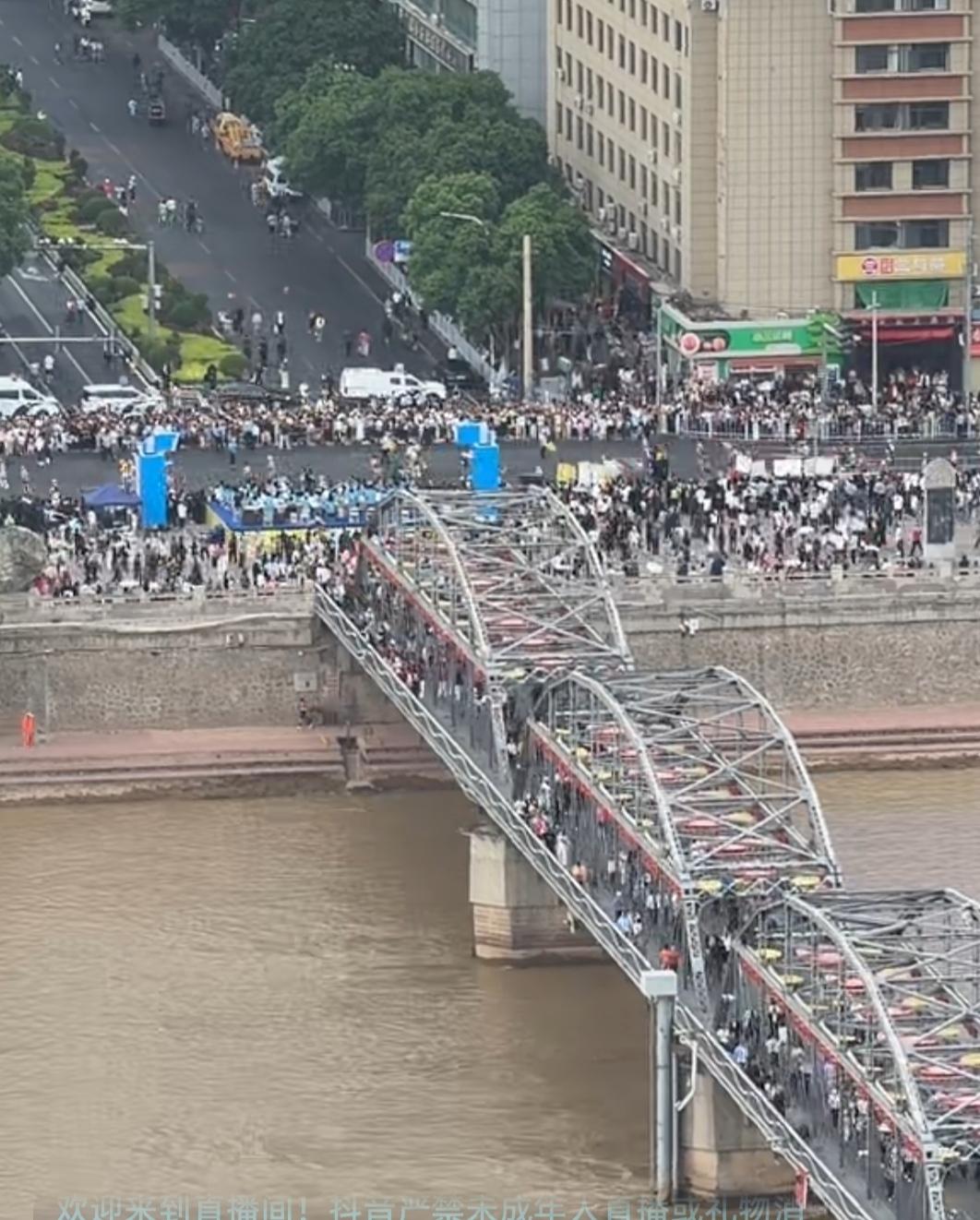 我认为不愿意如果再给我来一次的话，我不愿意再活一次现在的我。
因为我这一生不值得