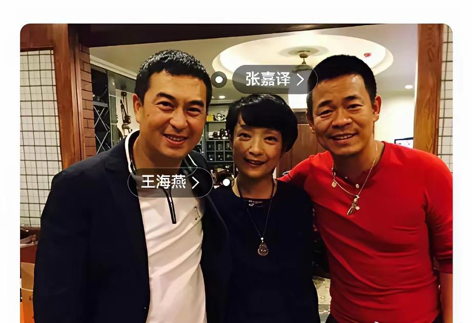 孙浩：你看网上那破新闻，说老子资助你起步？

张嘉益：看了，瞎写的。你啥时候给过