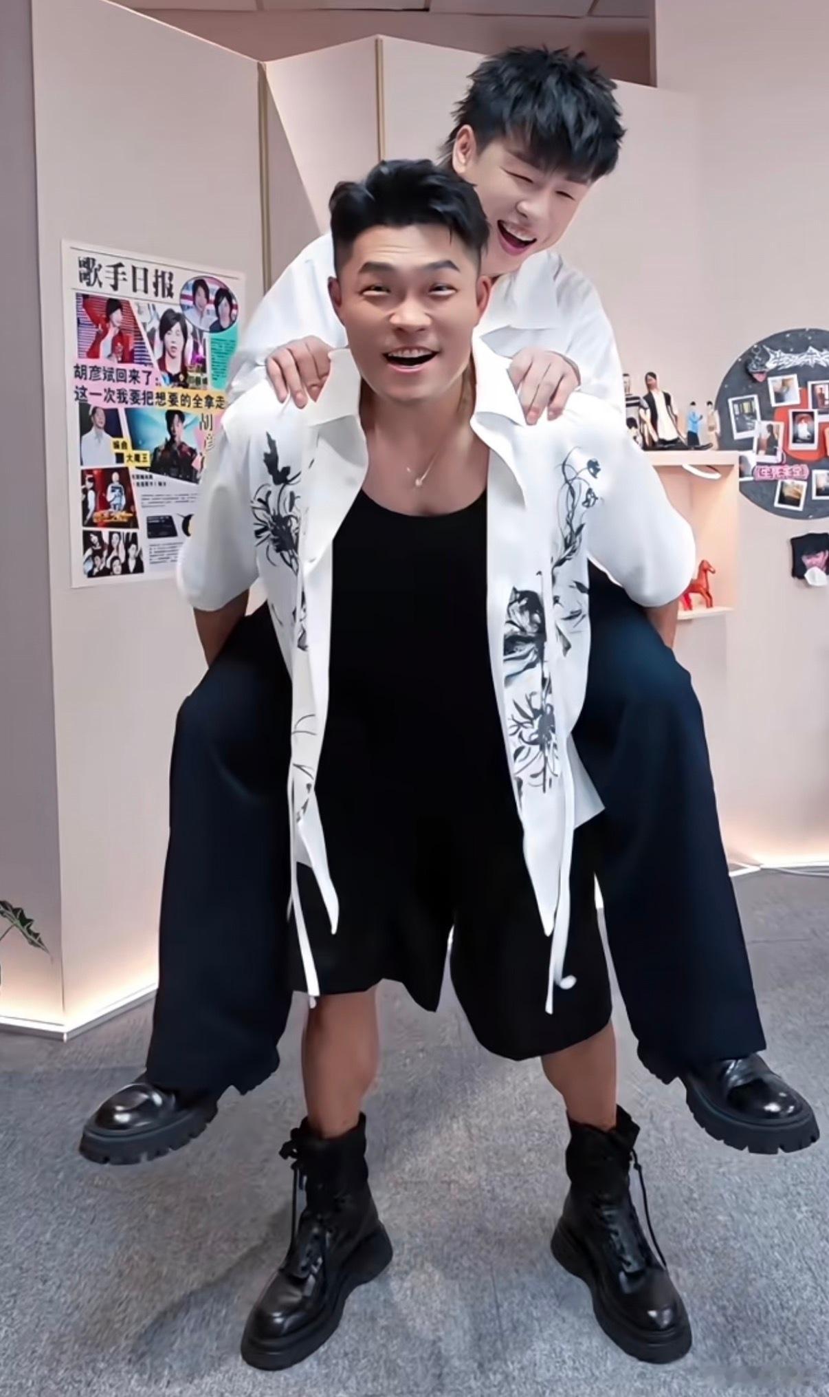 胡彦斌李玖哲翘臀贴翘臀胡彦斌李玖哲同框直接解锁顶汽水名场面，舞台专属双屁垫实锤，