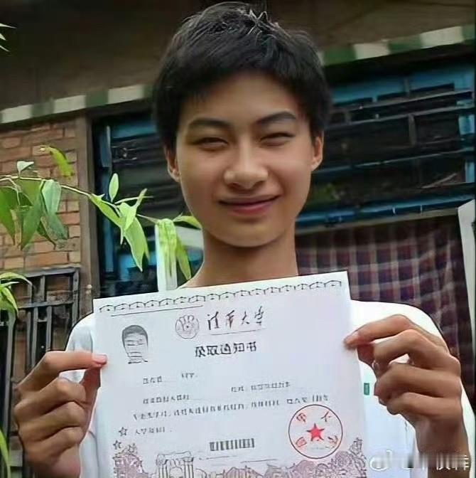 庞众望这容貌不就是男版郭晶晶吗！不相干的两个人，却意外地如此相似，也算奇迹了！