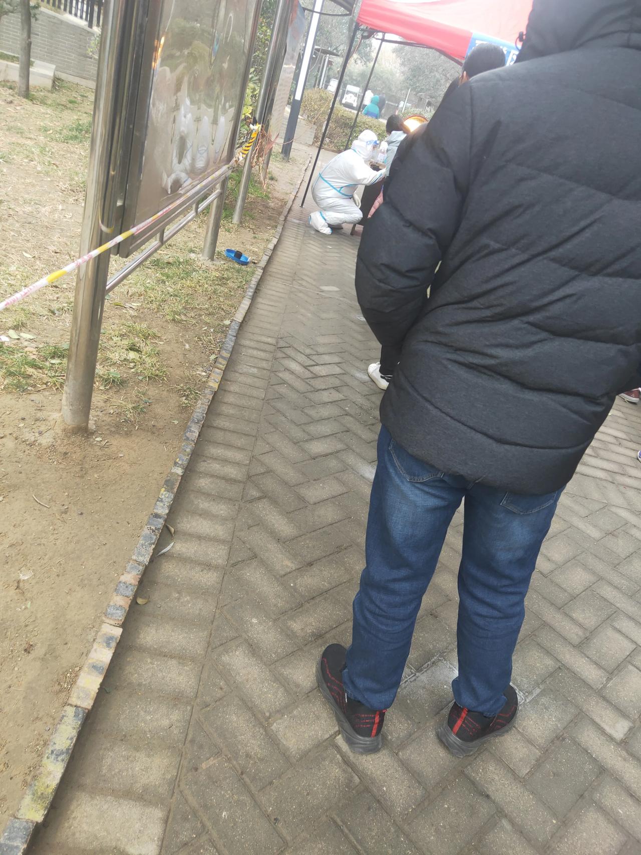 继续第六轮核酸检测
   看到有小朋友检测，我们的大白直接蹲下来为小朋友检测[赞