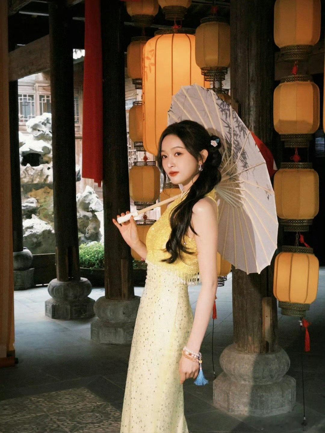 吴宣仪五福临门不语只是一味散发魅力  吴宣仪在《五福临门》中的角色福慧，还未出场