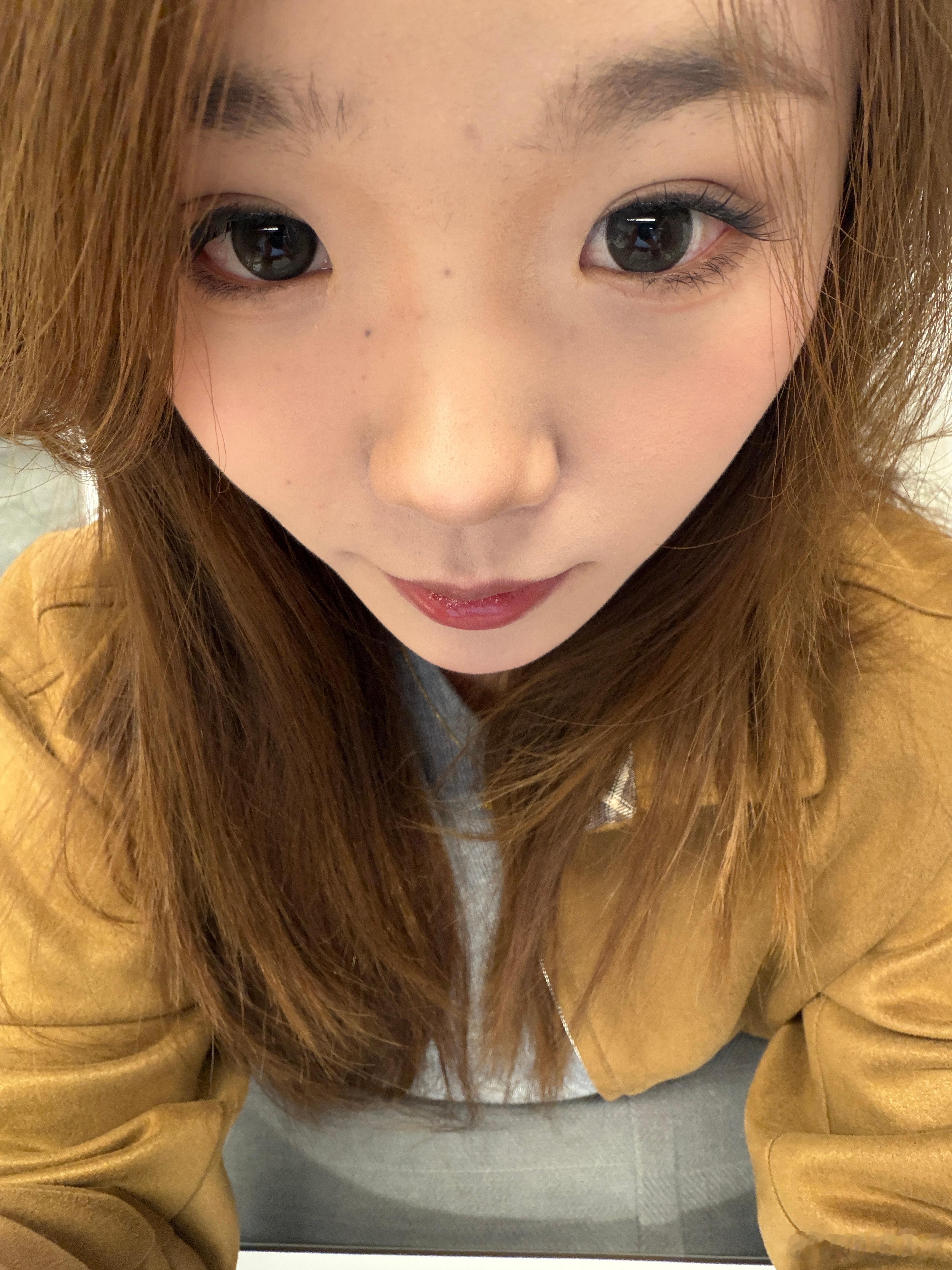 入职第一周vs入职一年看到好多人都说最大的区别就是刚入职全妆，入职久了不化妆。不