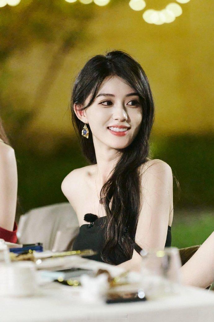 包洁仪现实版贝微微本来是来恋综凑个热闹，结果被包洁仪狠狠戳中！高智商高颜值还低调