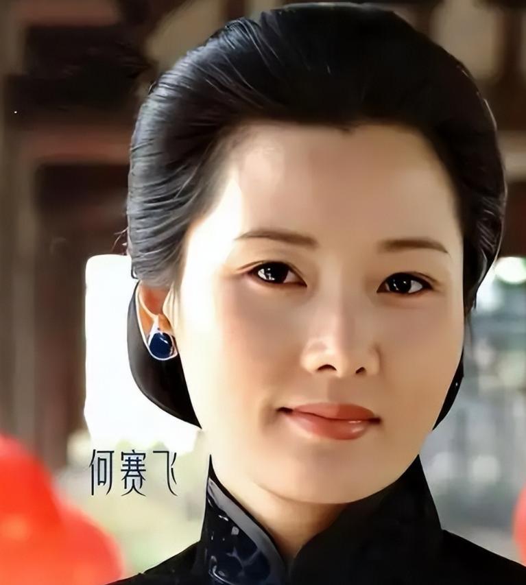 何赛飞从小和爸爸相依为命，但父亲在五十出头的时候去世了，她就觉得自己是个孤儿了，