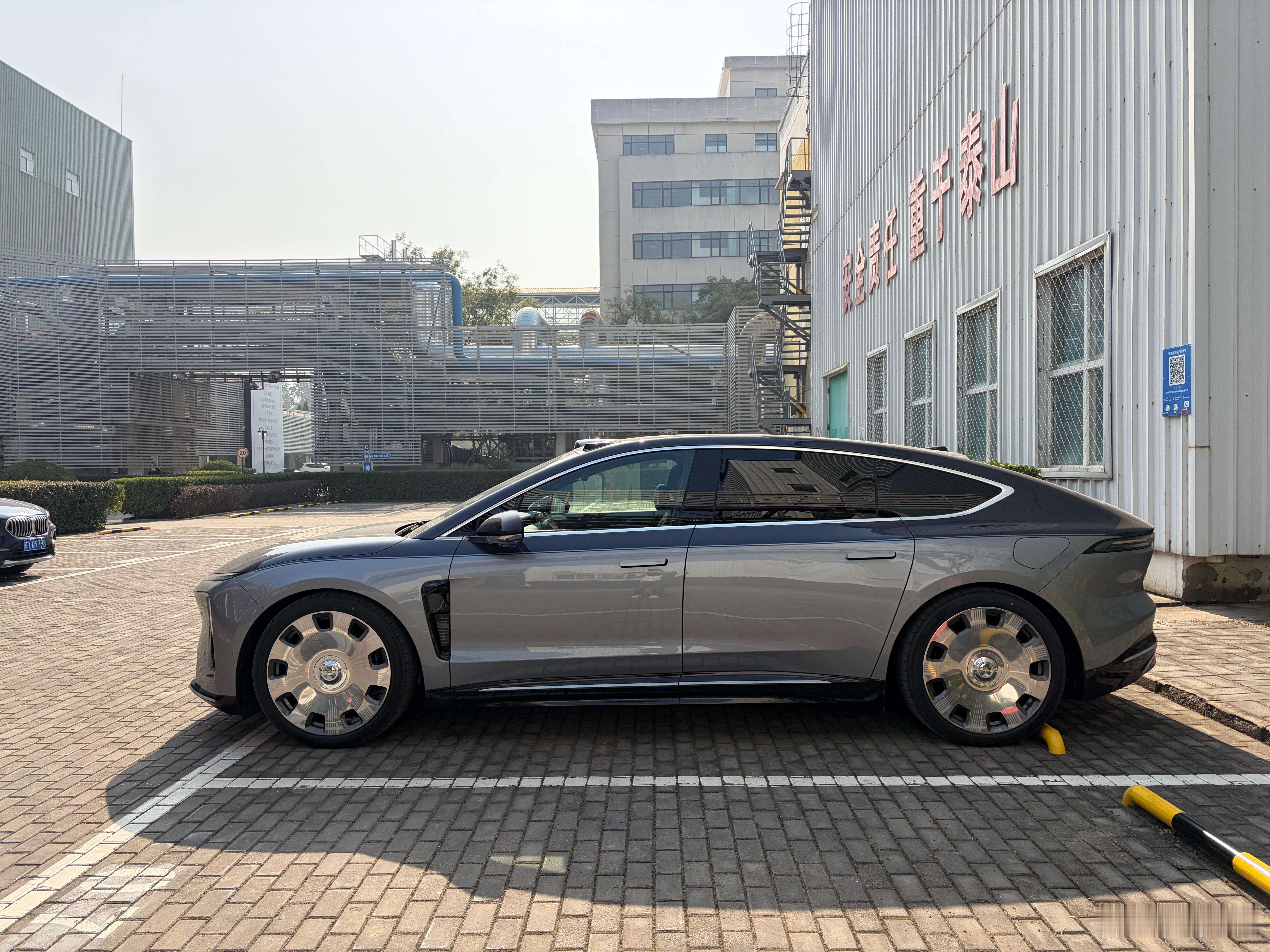 蔚来ET9地平线版提车第二个月，十年免费换电权益纹丝不动，因为蔚来也送了好多扫码