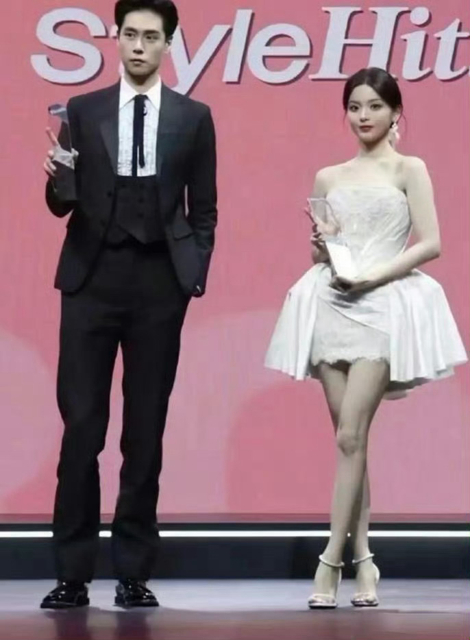 杨超越这个腿又直又长，真是老天爷赏饭吃啊 