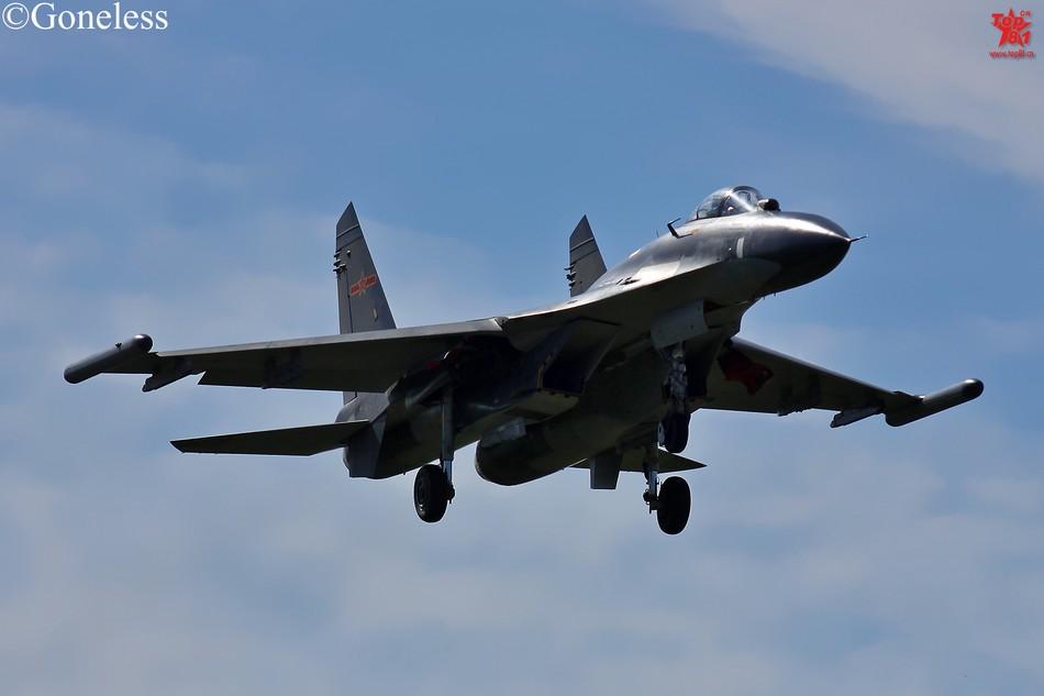 帅！“95后”歼 - 16飞行员亮相“代表通道”

在庄严肃穆的人民大会堂，“代