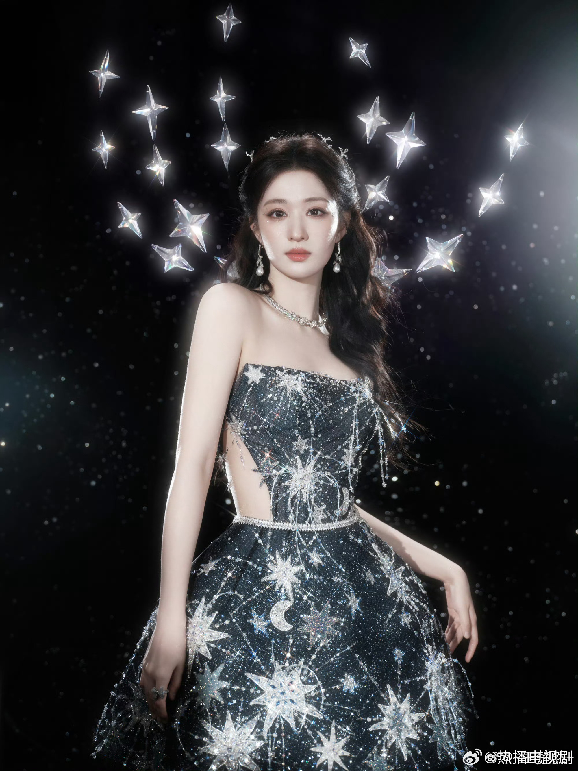 星光落满裙身与发梢，王楚然一身星星礼裙邂逅镜面光影，细碎闪片环绕周身，妥妥人间星