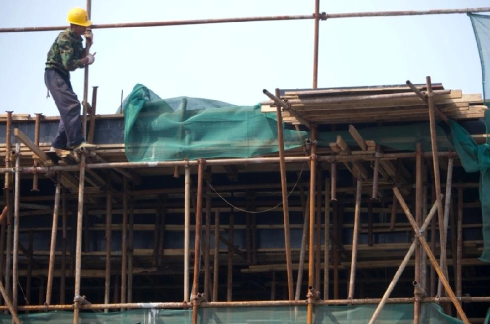 香港还在用竹子搭设脚手架，有传统、成本低、材质轻方便等原因。现在内地基本用金属盘