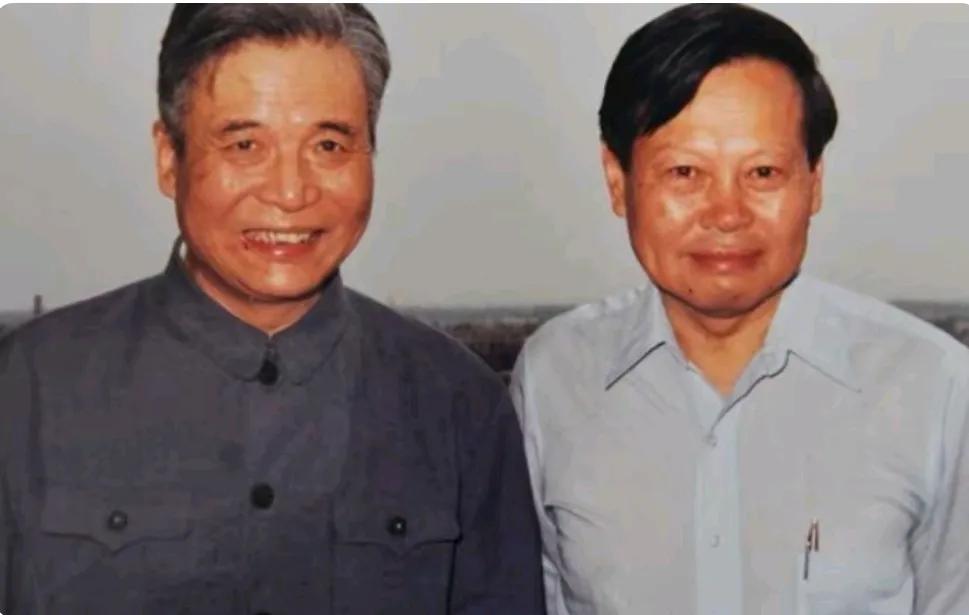 邓稼先和杨振宁是同学，也是挚友，他们都是著名的核物理学家。
       在一次