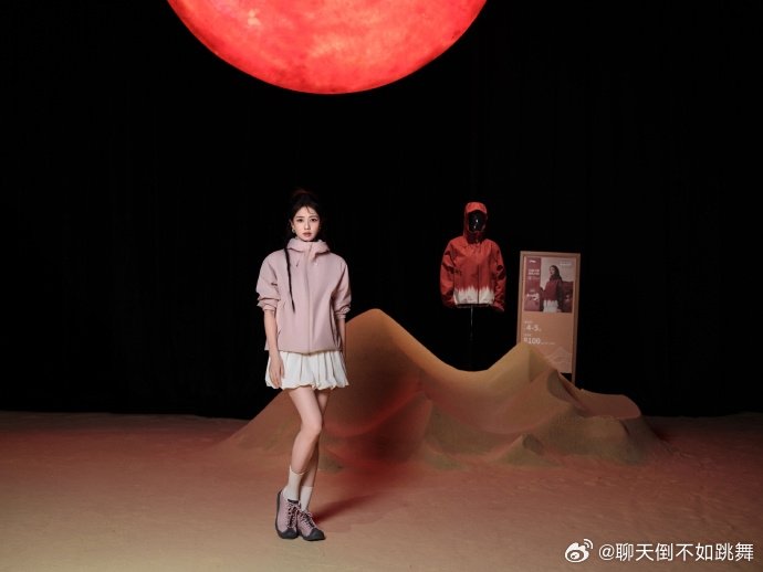 白鹿打卡东方山河影像展 白鹿现身成都，沉浸式感受东方山河影像展。体验制漆扇、打香
