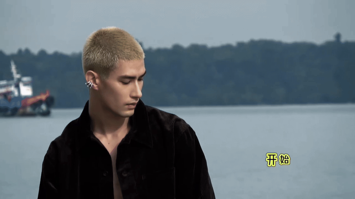 米卡 腹肌天使米卡这封自带治愈感！海风裹着圣光，少年自带清澈感，腹肌线条都透着软