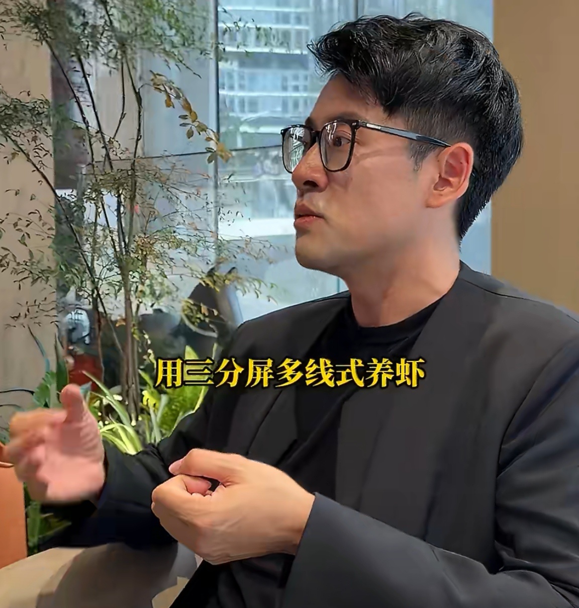 荣耀折叠屏产品经理谈手机AI未来说真的，现在上班路上把班上完已经成常态了。左边回