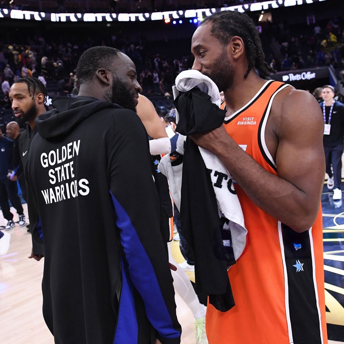 据 timkawakami 报道，在 NBA 交易截止日前，勇士队曾“接近”达成