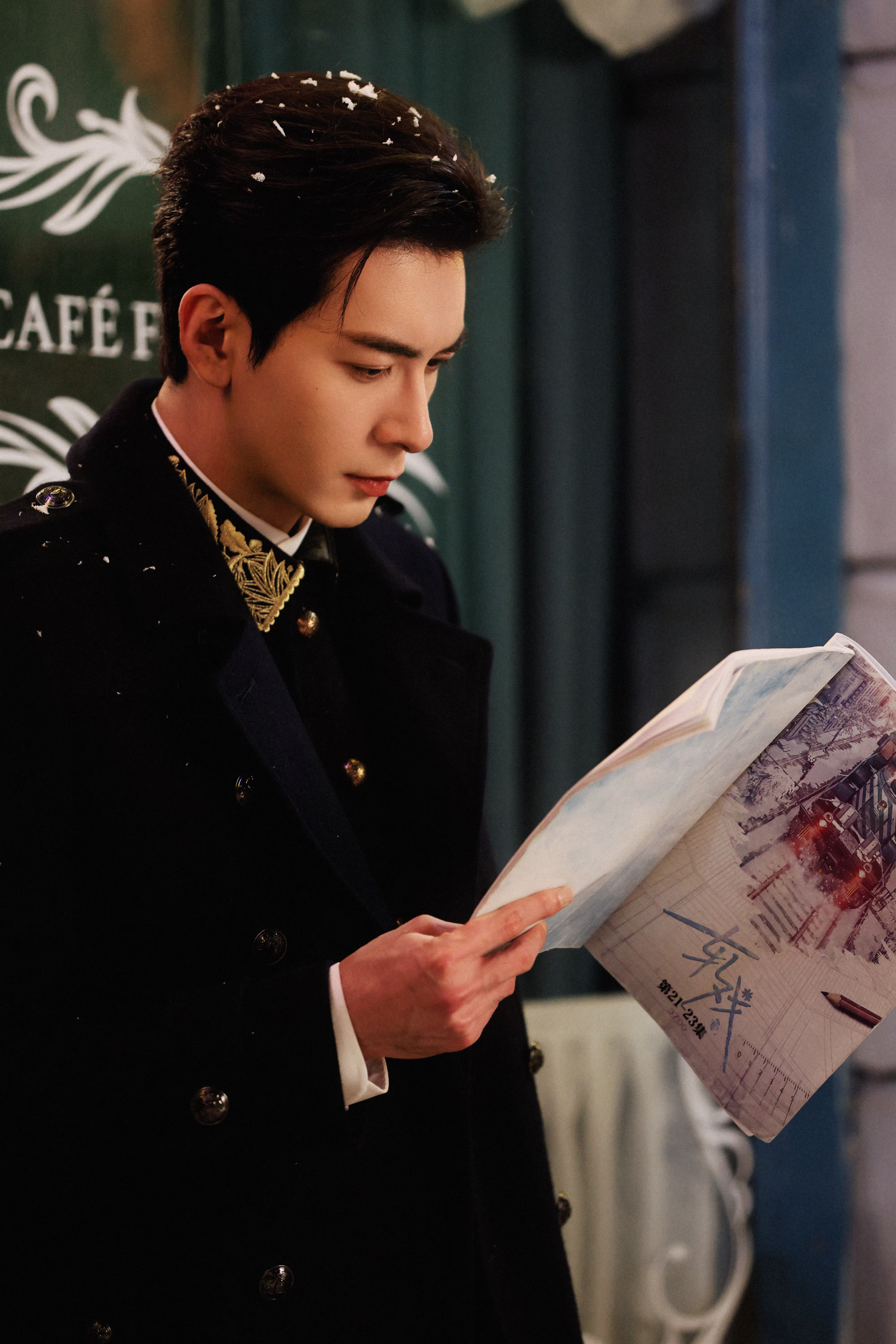 统一军装审美的男人杀回来了   是他，是他，就是他！连接现实的肖稚宇和虚幻的秦宵