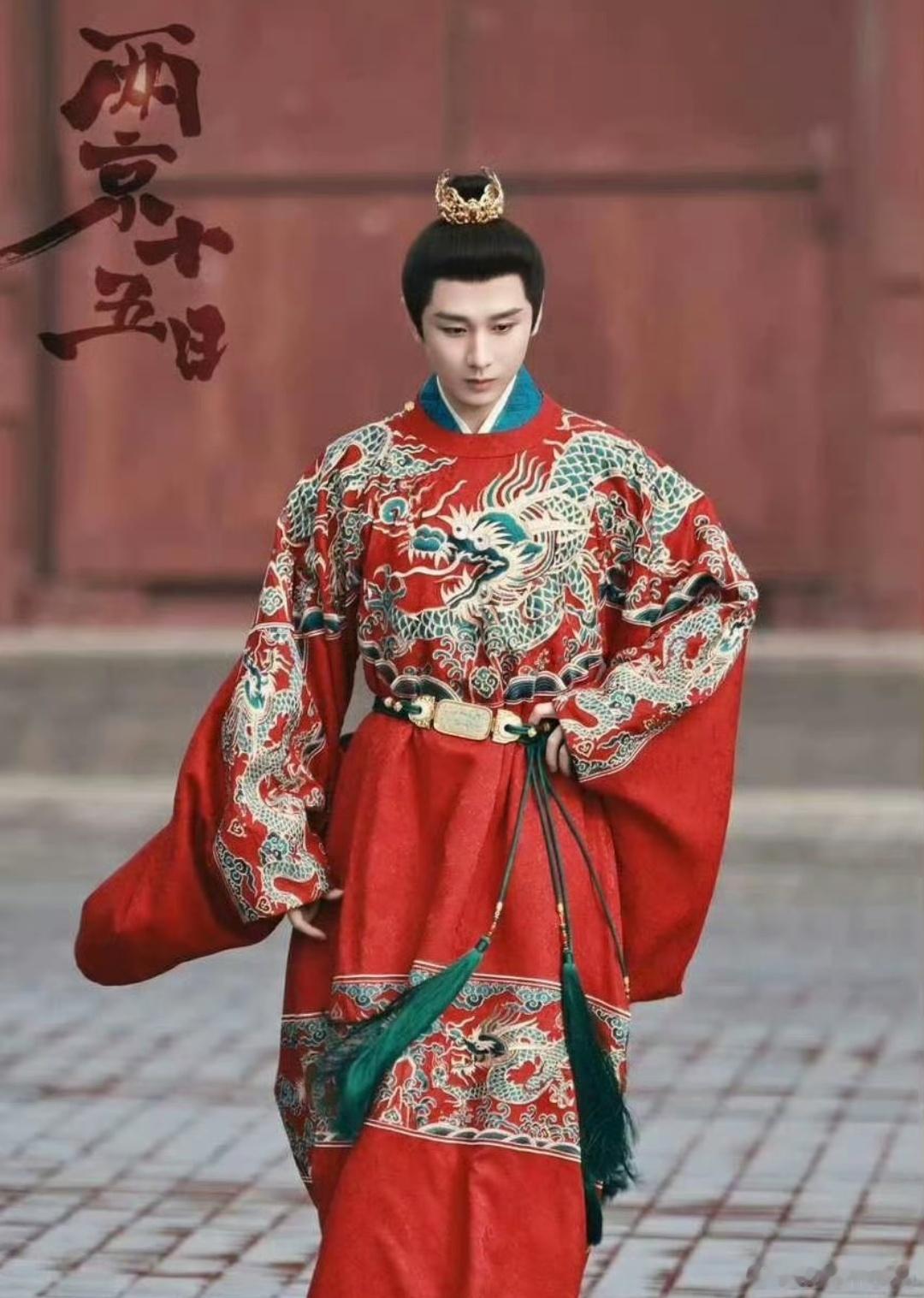 成毅的清醒，是他在流量至上的内娱始终坚守“先做人再演戏”的职业底色。将观众视为老