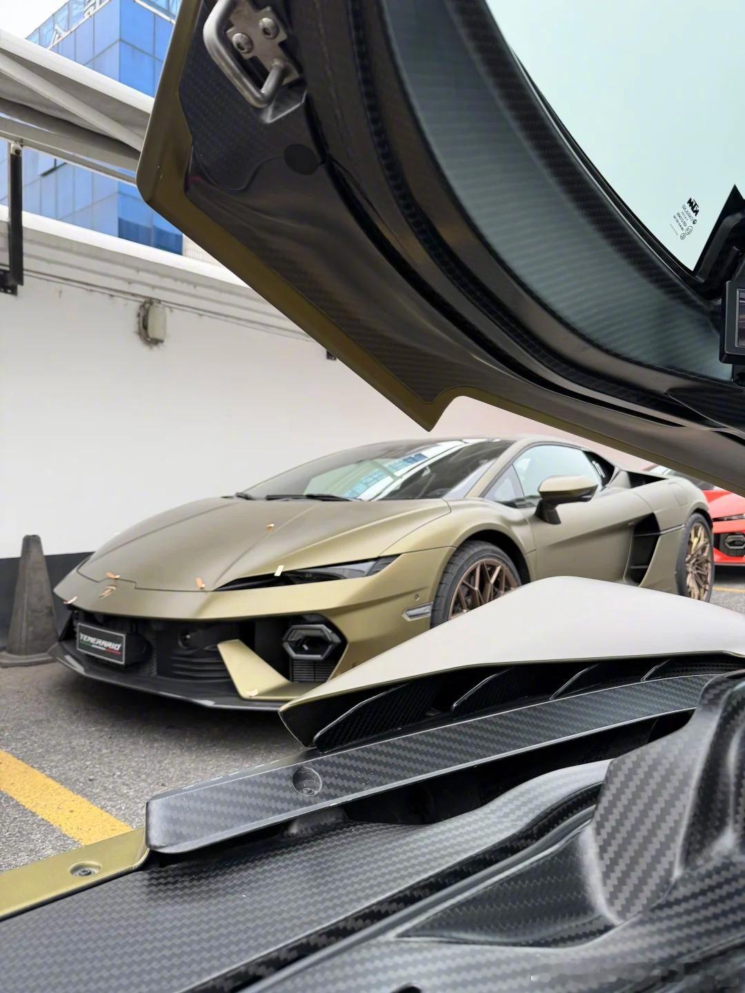 兰博基尼Temerario，磨砂绿很高级 