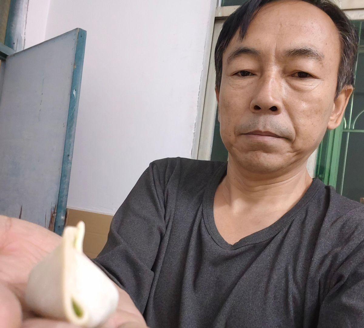 小灿灿给异地男友发20块红包，一句“降温了，买点肉菜包饺子”，男生真拿18块买了
