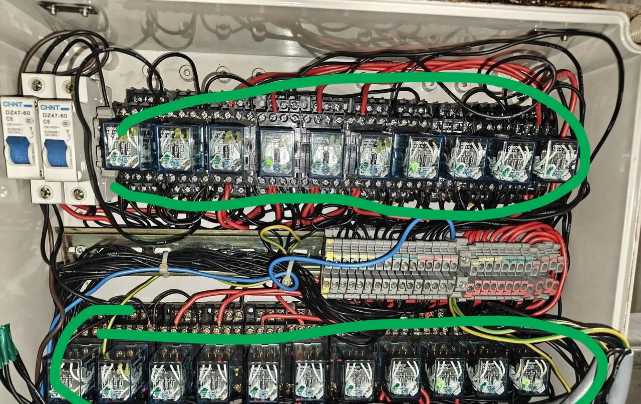 客户看完这电箱后说直接不要了，说你们收我十几w一台设备的定金，电箱里居然用这么便