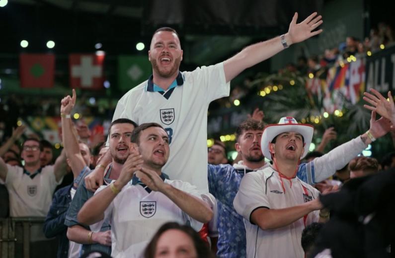 《太阳报》报道，英格兰球迷正避开前往美国观看世界杯的“宰客”之旅，转而计划在西班