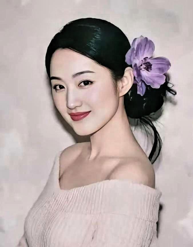 我问我妈，杨钰莹为什么能再次翻红，
我妈白了我一眼，随后一句话，直接点醒我：“你