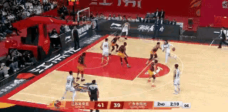 广东东阳光大将崔永熙真是攻防一体！在今天广东东阳光客场挑战江苏肯帝亚的比赛中，当