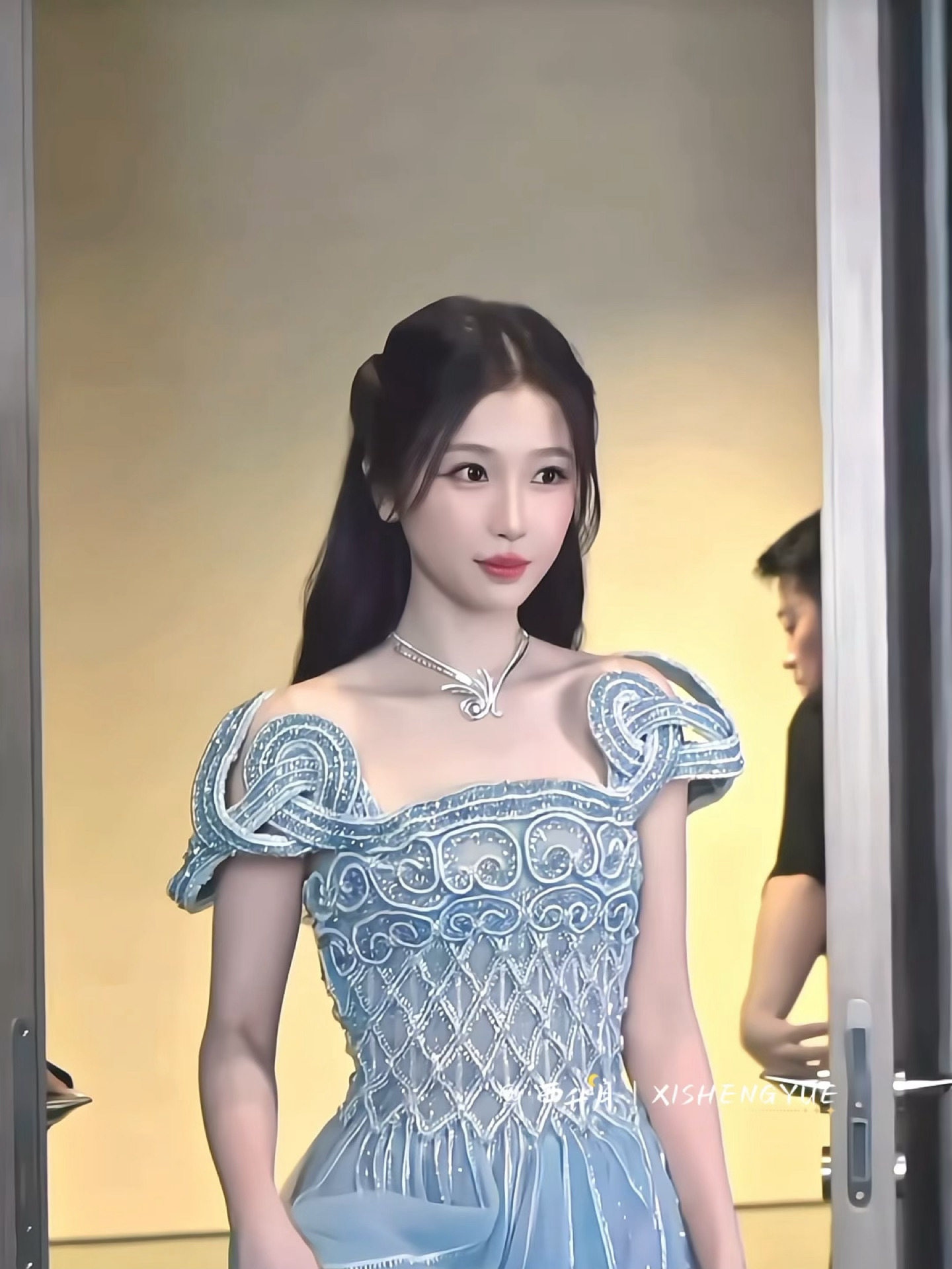 虞书欣进门这下真是公主驾到了🫢虞书欣W盛典公主裙 w年度光影盛典 ​​​