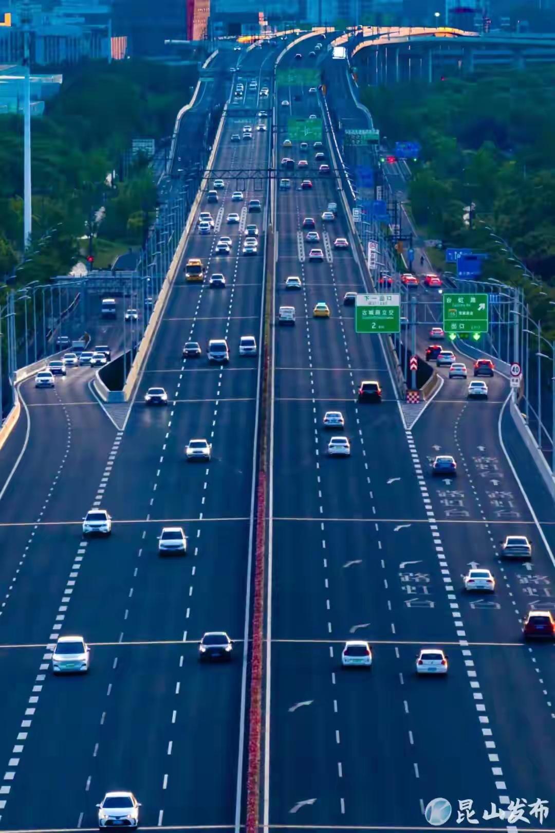 昆山超1万个共享泊位太贴心！机动车超百万的停车难题，靠错时共享、智能管理高效破解