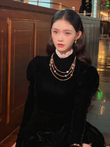 #林允好像从油画里走出来的# 黑色裙装的林允，用蕾丝和项链添彩如画。 ​​​