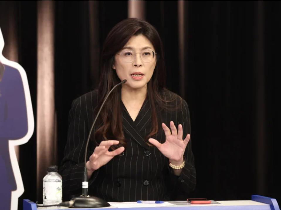 10月18日，国民党主席选举投开票，全台383个投票所同步进行。19:00官方公