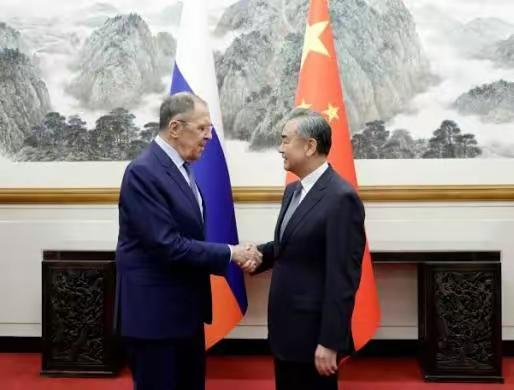拉夫罗夫把一份重要调查报告，郑重交给了王毅，想请中方还俄罗斯一个清白
​这份报告