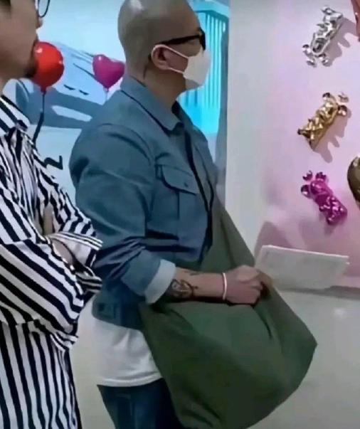 具俊晔背着布袋子出门了！
汪小菲结婚大钻戒
俊俊背着“要食口袋”出门看艺术展了！