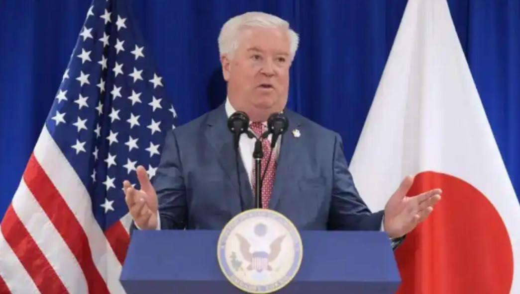 日本全网彻底炸了，美国驻日大使格拉斯开完会直接对着媒体放话，声称自己代表总统和大