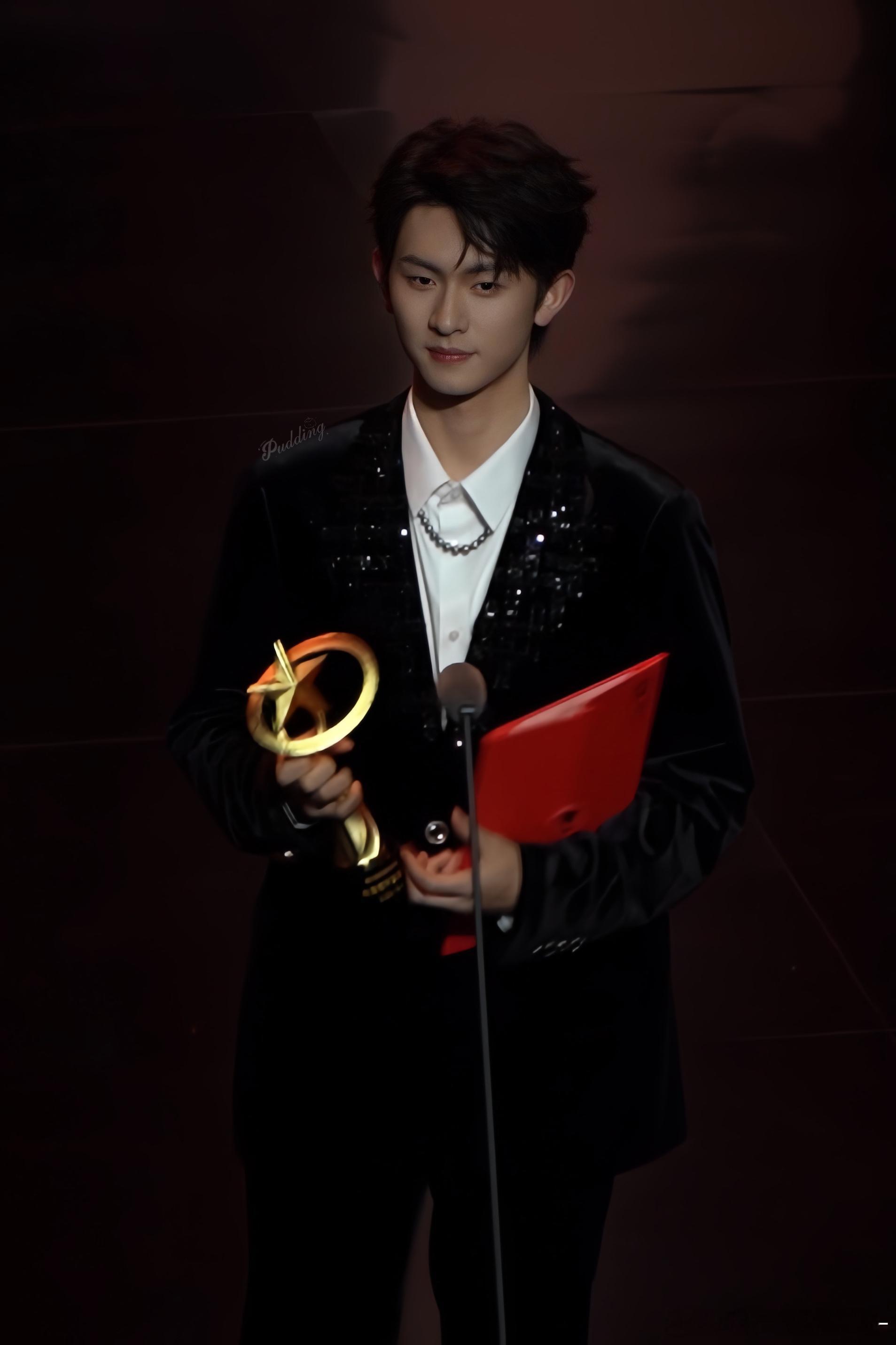 陈添祥 🍊 陈添祥金吾不禁 “见你的第一面，距离从手机厚度到目光所及。”