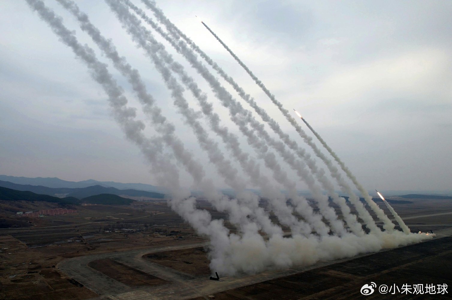 据报道，朝鲜人民军西部地区长距离炮兵部队近日举行了火力打击训练，共动员了12门 