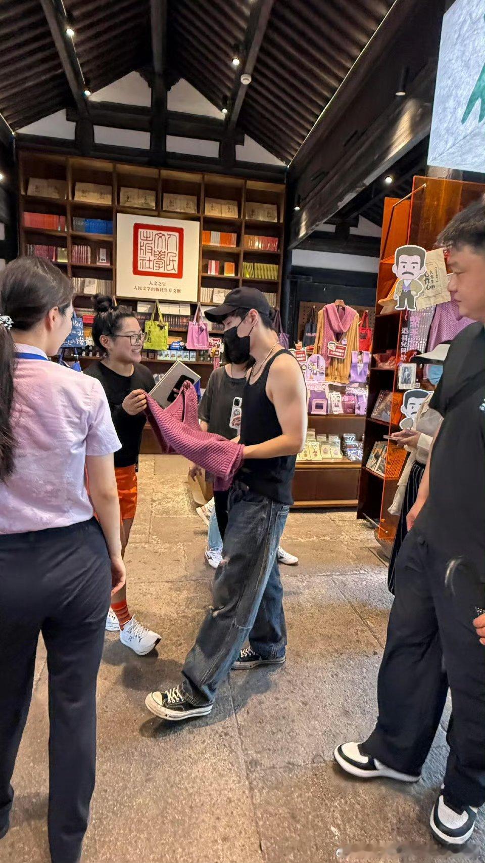 看功夫女足偶遇张艺兴电影院偶遇张艺兴 在电影院偶遇张艺兴自己去看了功夫女足迪丽热