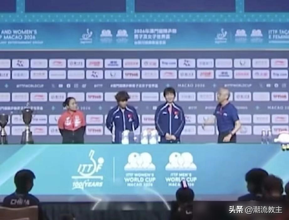 主持人把王艺迪叫成王曼昱，莎莎和大头当场笑喷了。
镜头里，主持人嘴瓢了赶紧改口