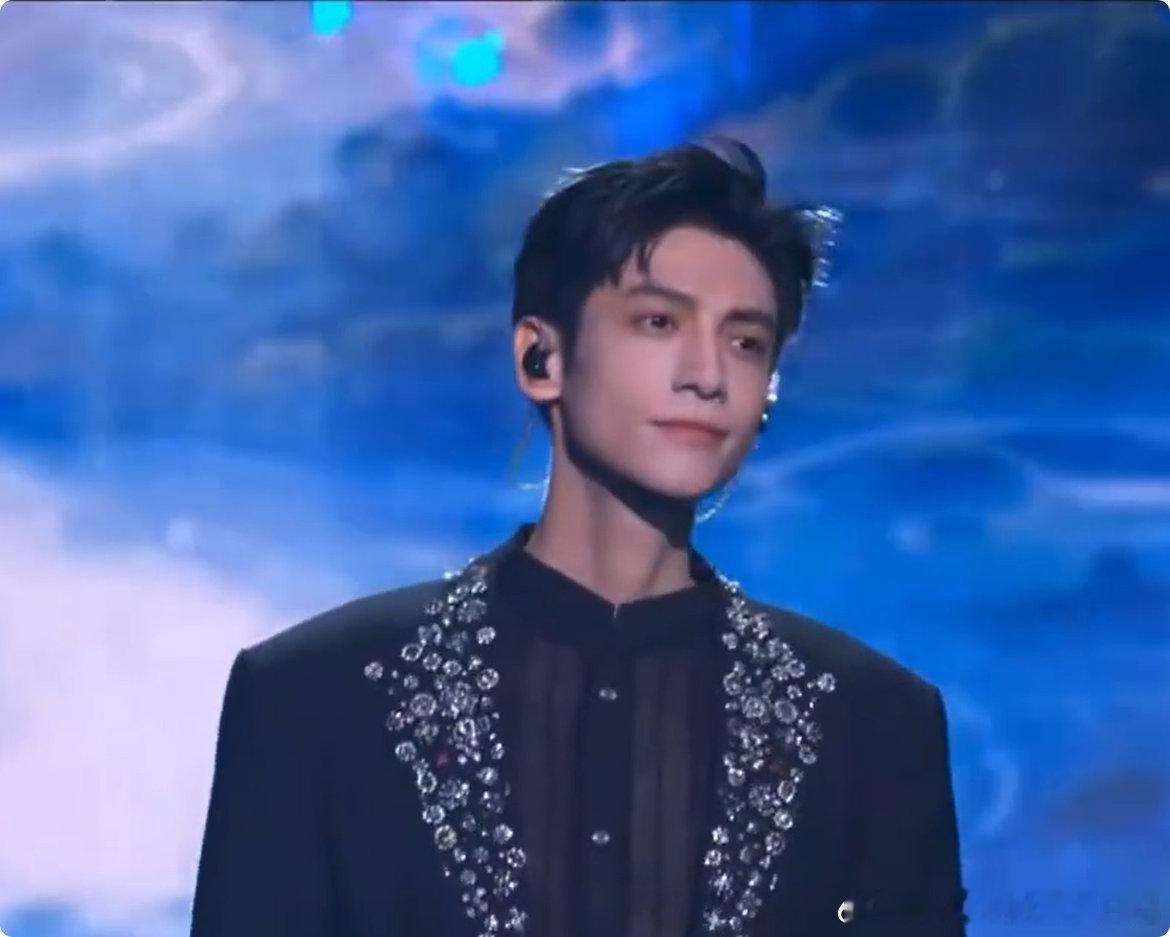 罗云熙红星大奖与你舞台罗云熙与你舞台代表内娱出圈，罗云熙红星大奖舞台绝美出圈 