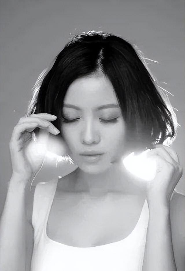 2015年，姚贝娜离世前，留下的最后一张照片，她躺在病床上那憔悴的面容实在让人心