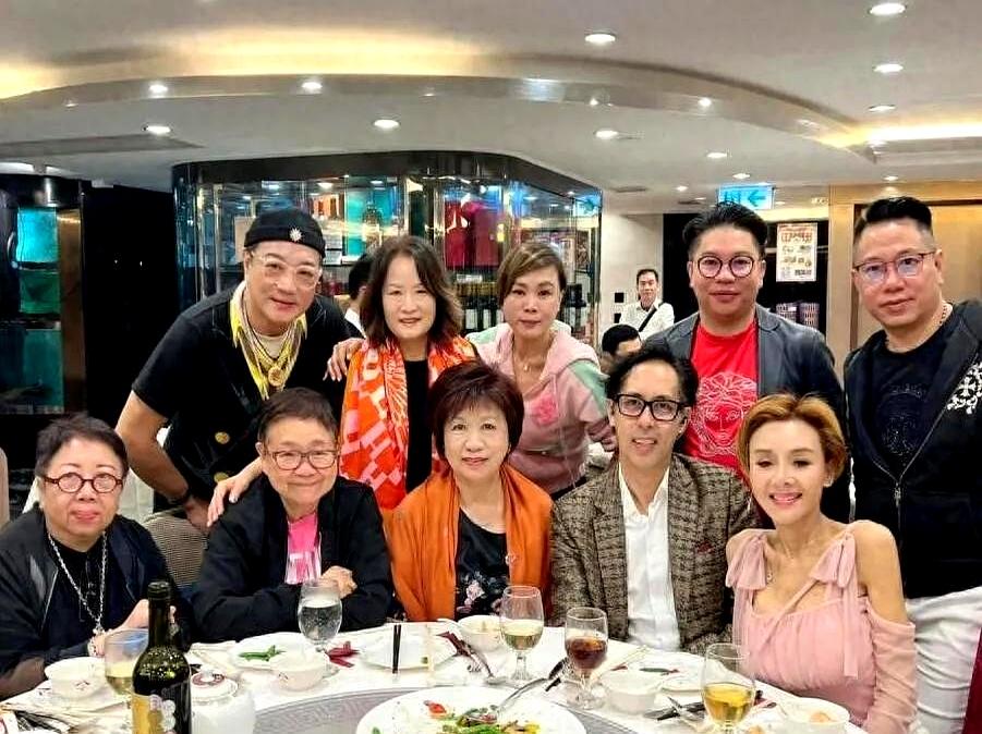 50多岁的叶子楣居然还像个粉嫩少女，这状态真的绝了！
 

魏秋桦预祝66岁生日