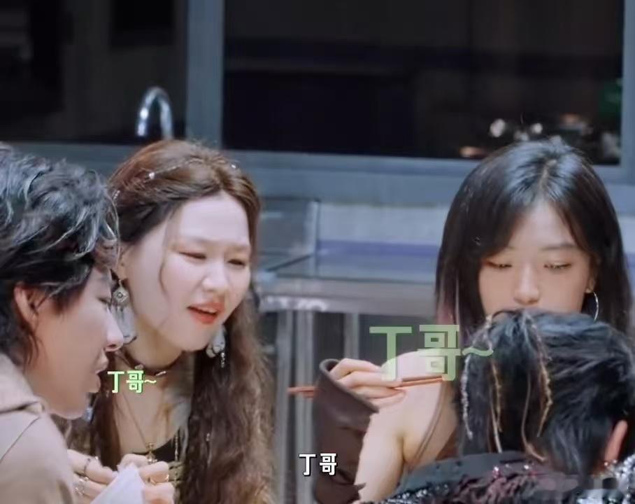 丁程鑫你都叫哥了我能怎么办呢 一众男生接连上演反差名场面，平日里气场十足，为了一
