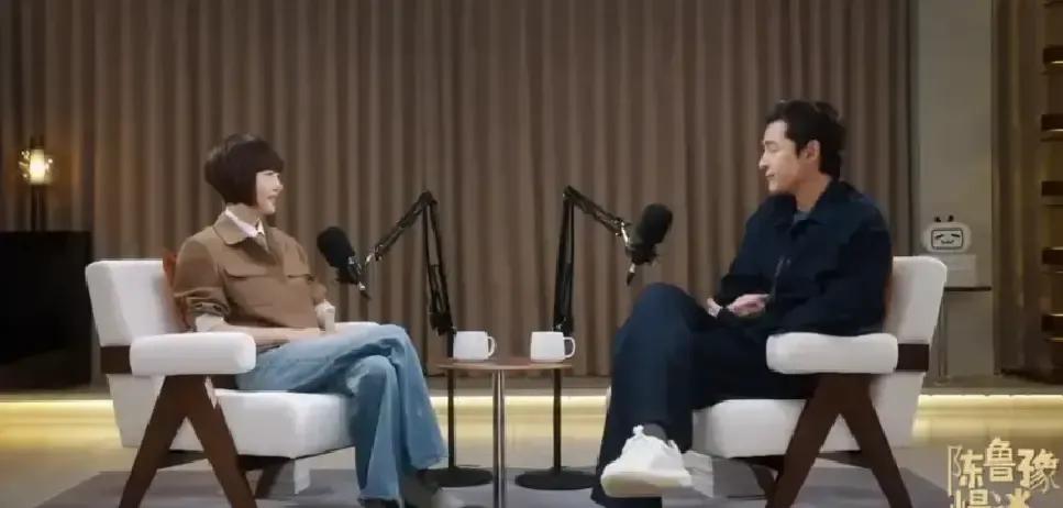 胡歌在《陈鲁豫漫谈》里一句“我没平衡好”把我听愣了。
屏幕里他低头抠着指甲，像做