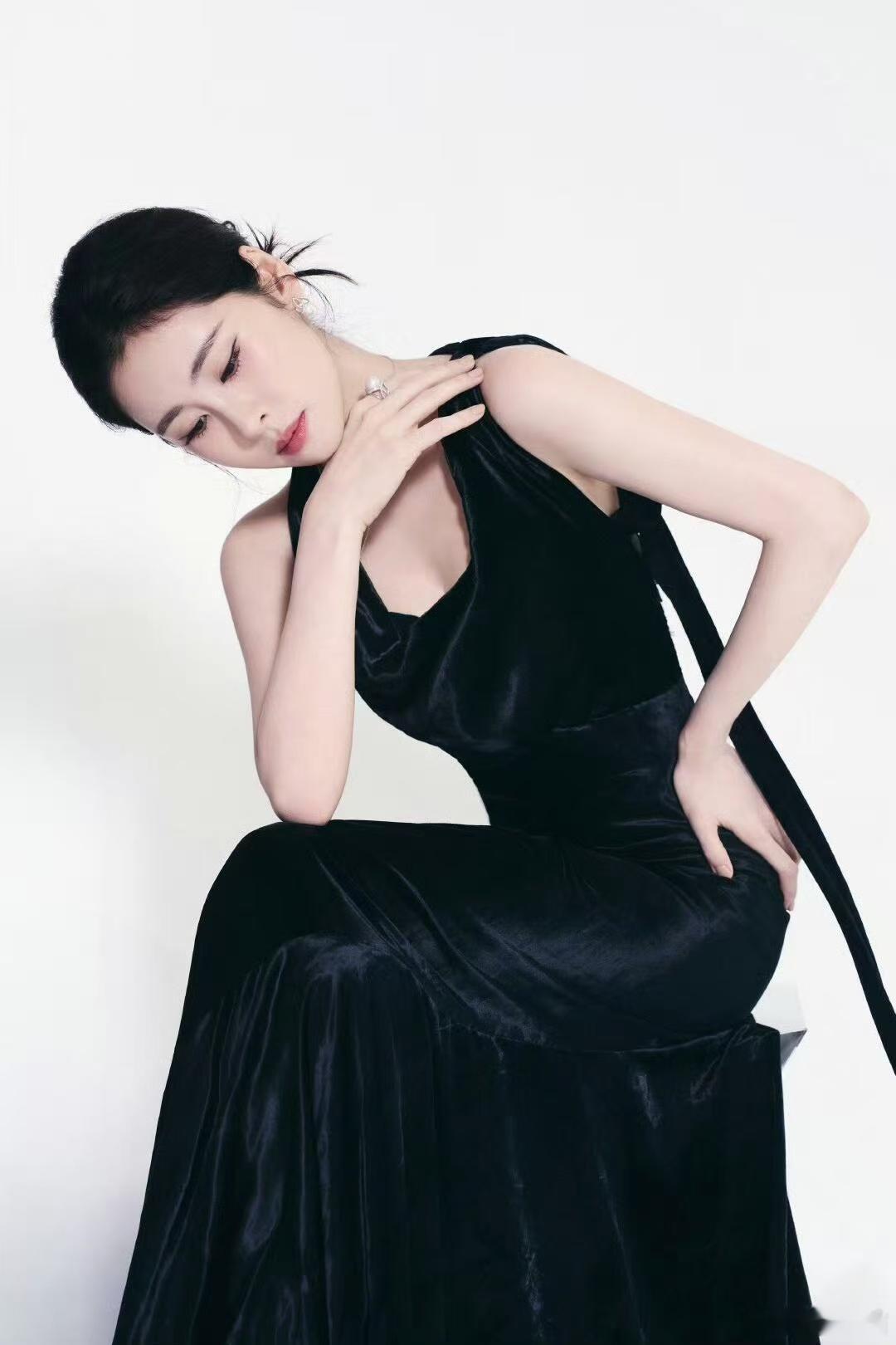 张碧晨好矜贵的一张脸张碧晨好美的侧颜 生图侧颜线条顺滑流畅，清冷雅致的贵气是骨相