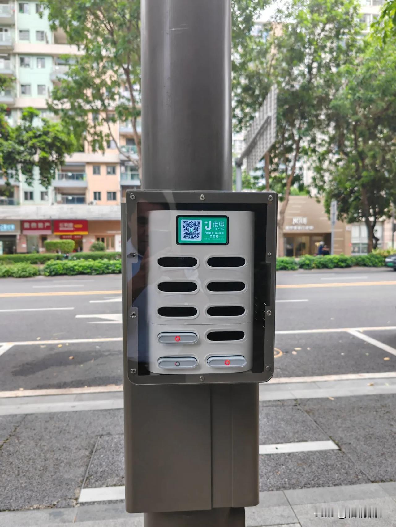 坐标：深圳福田中心区。
时间：2024年5月23日。
深圳真的太卷了，连路灯杆上