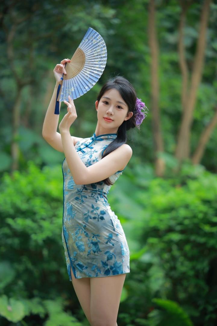 美女手中的扇子好看吗？