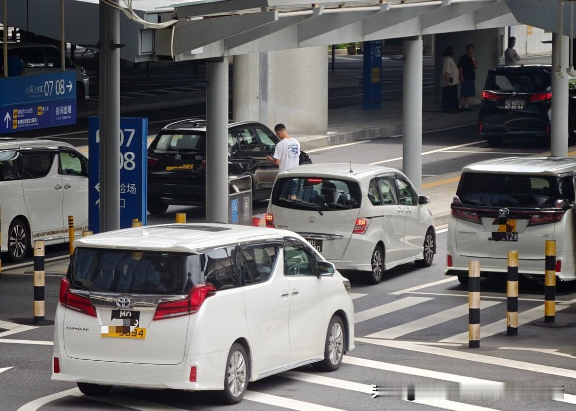 在港珠澳大桥口岸，可以看到各种的7座MPV，埃尔法是大家熟悉的了，但还有丰田No