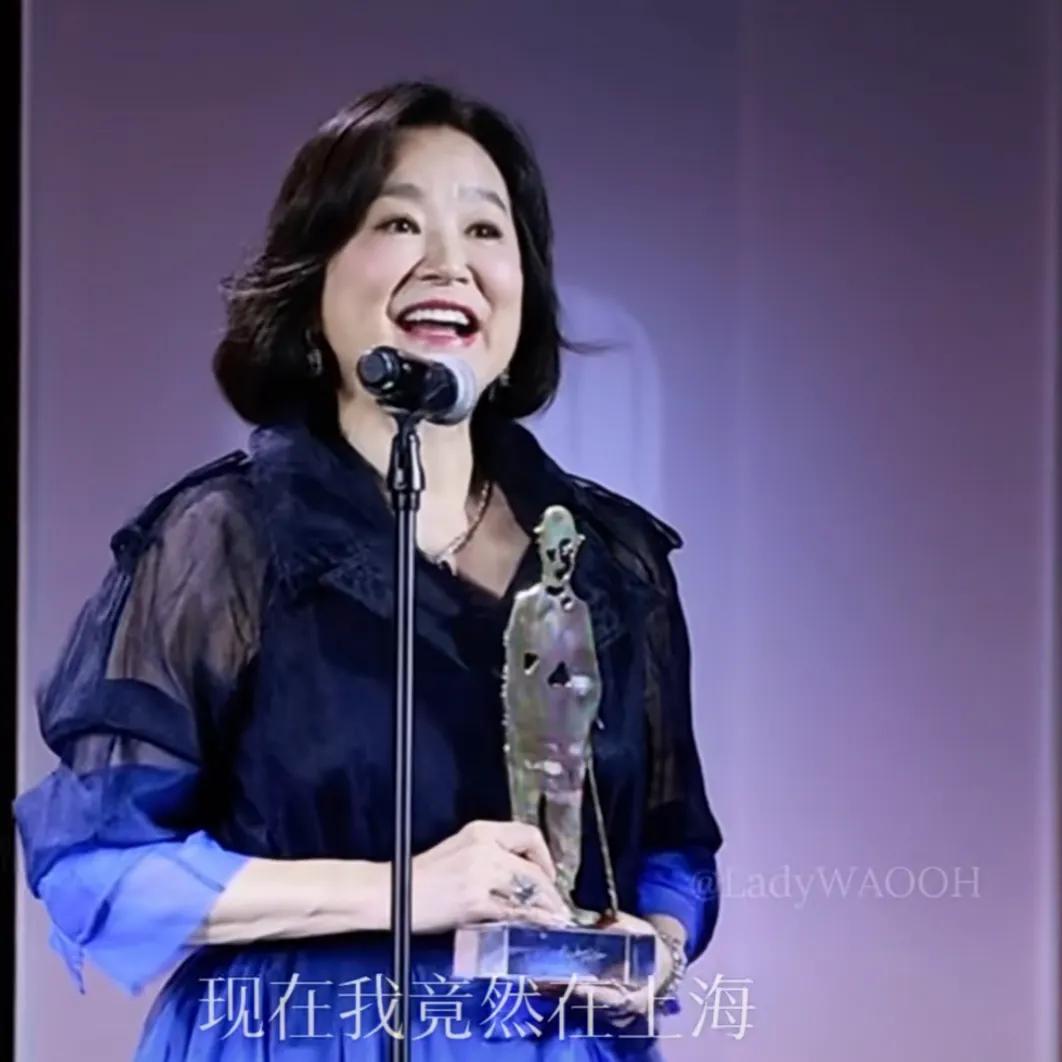 69岁林青霞 久违亮相上海颁奖礼·荣获「卓别林电影人士艺术成就奖」从影30余年林